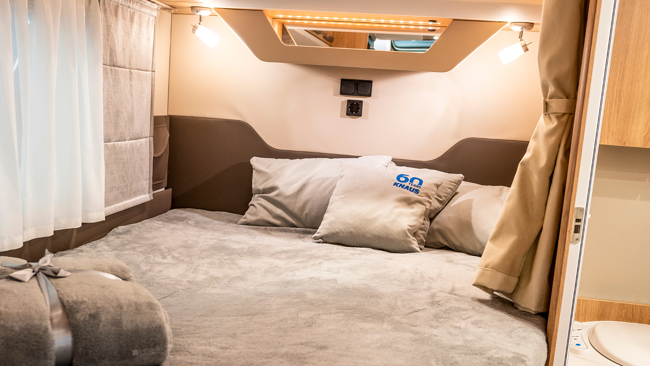 Den stora tyska husvagns- och husbilstillverkaren Knaus fyller 60 år och firar med tre fordonsserier i jubileumsutförande: en husbil, en campingbuss och en husvagn. Vi tittar lite närmare på den delintegrerade husbilen Knaus Sky Wave 650 MF 60 Years.