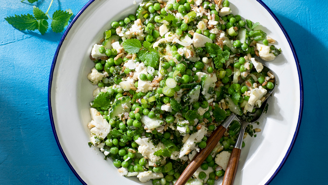 Matiga sidorätter är det bästa tillbehöret till middagen, dessutom för det mesta riktigt enkelt att slänga ihop medan du grillar eller steker resten av maten. De bästa sidorätterna är dessutom de som inte behöver tillagas utan kan hackas, blandas och mixas ihop av det som ändå finns i kyl/frys och skafferi.