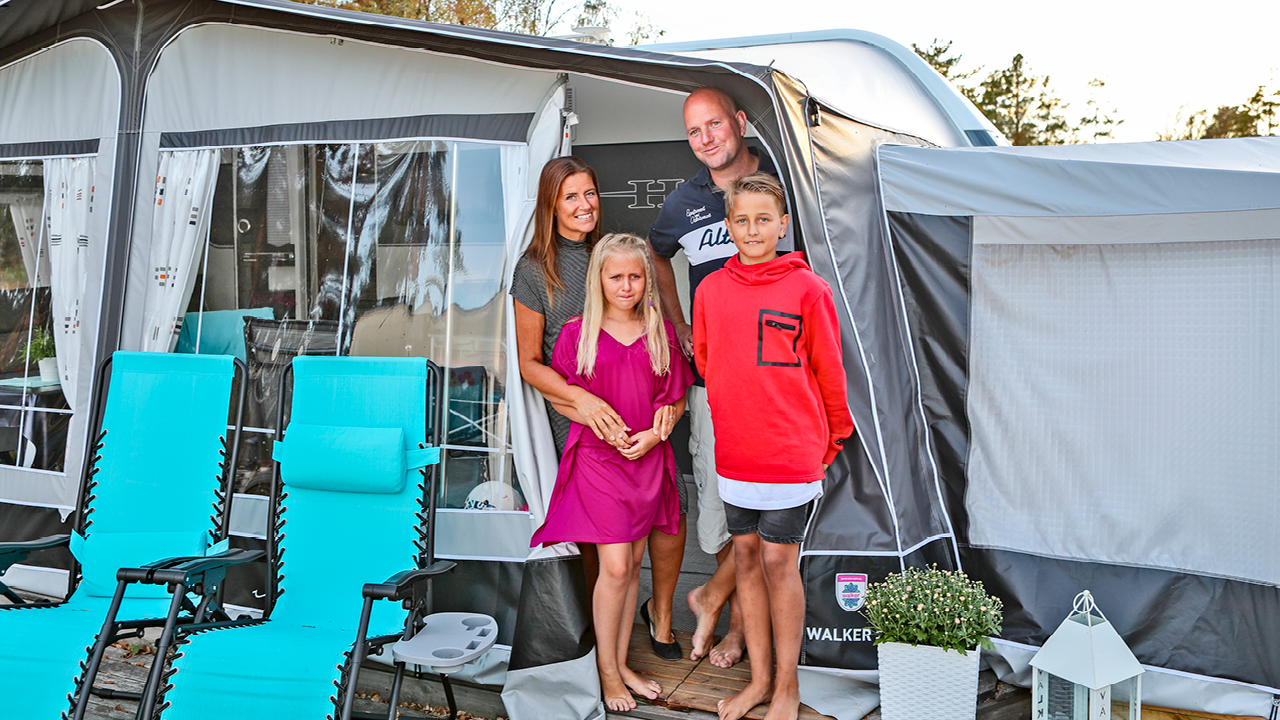 – Vi funderar på att skaffa säsongsplats också på vintern nästa år, säger Beatrice Stensson. I Sunhultsbrunn, nära sjön Söljen i Aneby kommun, bor familjen Stensson, eller Caravanfamiljen som de...