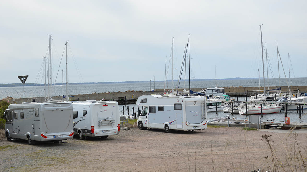 Domstens Hamn vid Öresund är lite av sinnebilden av Sverige, landet med otaliga hamnar vid havet. Här på stranden till Öresund samsas fritidsfordon och båtar om läget med perfekta utsikten rakt ut mot Danmark.

