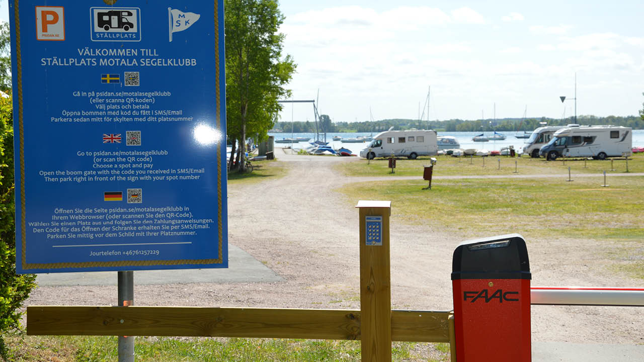 Turistvänliga Motala har gott om ställplatser. Den senast anlagda finns hos stadens segelklubb.
Vi besökte platsen som ligger på en udde i Vättern.