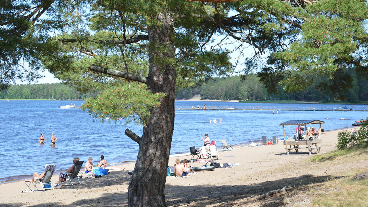 Vi har varit vid Storsjön, inte i Jämtland utan i Gästrikland. Vid den södra stranden fann vi en trevlig camping.