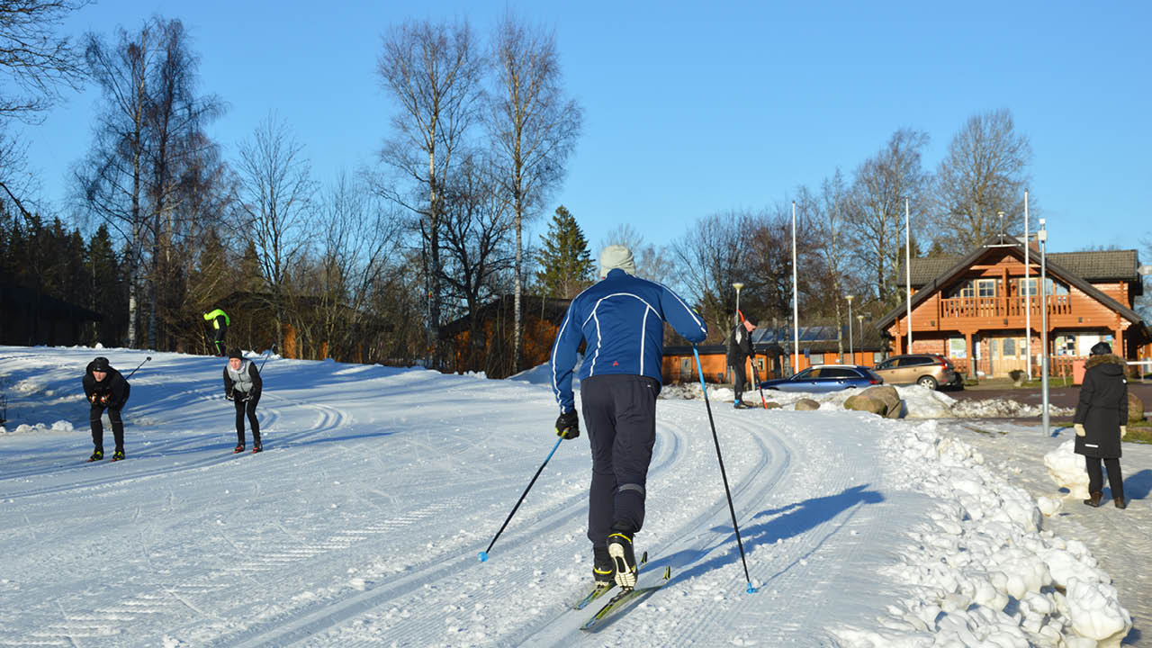 En campingtur till Skövde låter kanske tvivelaktigt, en stad mitt i landet utan vare sig sjö eller hav. Men Skövde har berget Billingen och här väntar oanade möjligheter för campare året runt.
