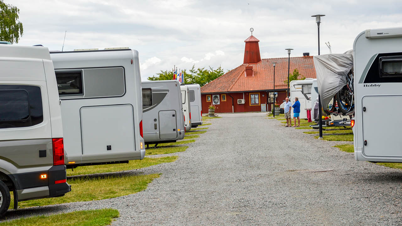 Mellerud ligger vid E45:an mitt emellan Åmål och Trollhättan på Vänerns västra strand. Samhällets centrum är väl inte den plats som lockar turister men tar du dig ett par kilometer...