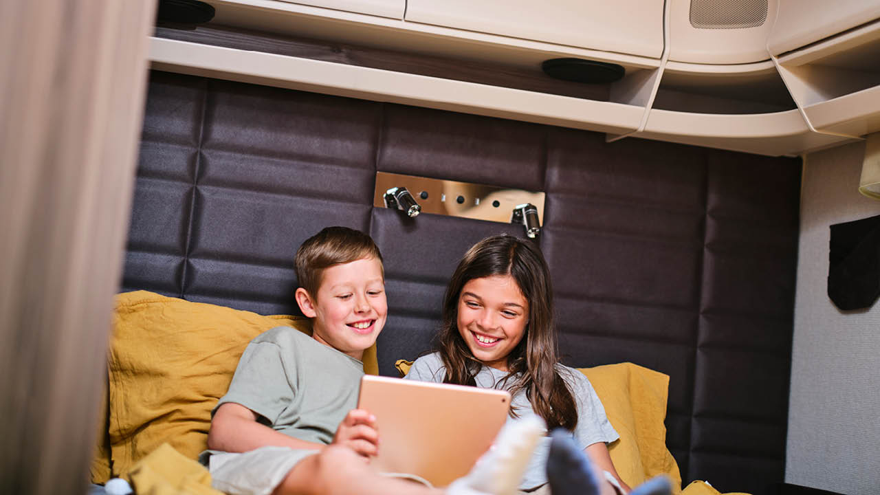 Kabes vinkelkök tillsammans med en extra stor sittgrupp introducerades förra året i 600-vagnarna i Royal- och Imperial-serierna. I 2024-programmet finns planlösningen även i 740-utförande vilket resulterar i en synnerligen bekväm och rymlig vagn.