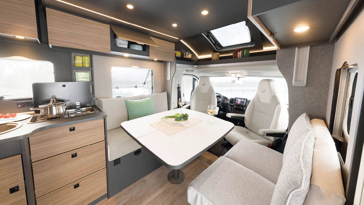 Året har knappt hunnit starta förrän Dethleffs släpper en stor husbilsnyhet. På CMT-mässan i Stuttgart lanserades den nya uppdaterade Trend-serien. Storsäljaren har fått ny design både ut- och invändigt samtidigt som serierna i mellanklassen organiseras om så att nya Trend även ersätter Pulse och Pulse Classic.