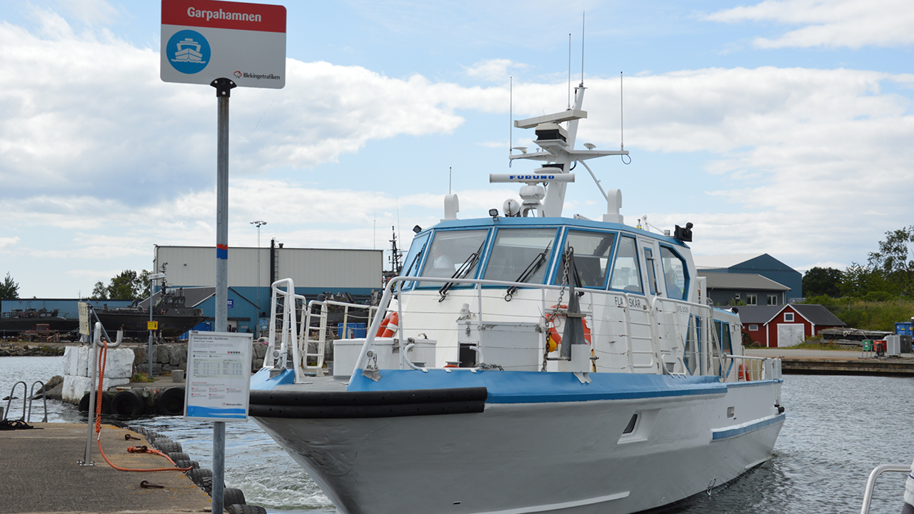 Blir det fullt på vår riksplats Sturkö i Karlskronas skärgård ska du rikta blicken mot Hasslö. Här finns en prisvärd och trivsam ställplats. Husvagn eller husbil är egalt.
