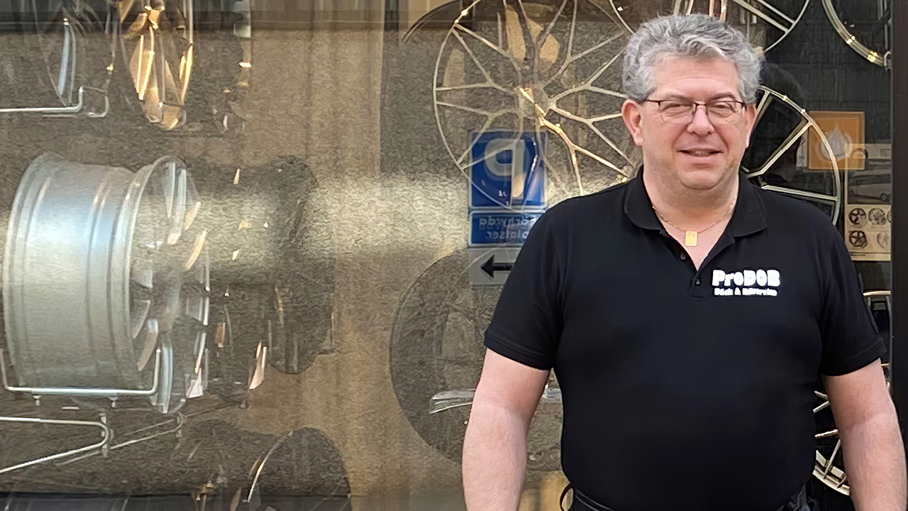 De flesta har stött på honom på mässor där han passionerat berättat om skillnaden på olika däck och varför husbilar behöver andra däck än vanliga transportbilar. – Jag är en...