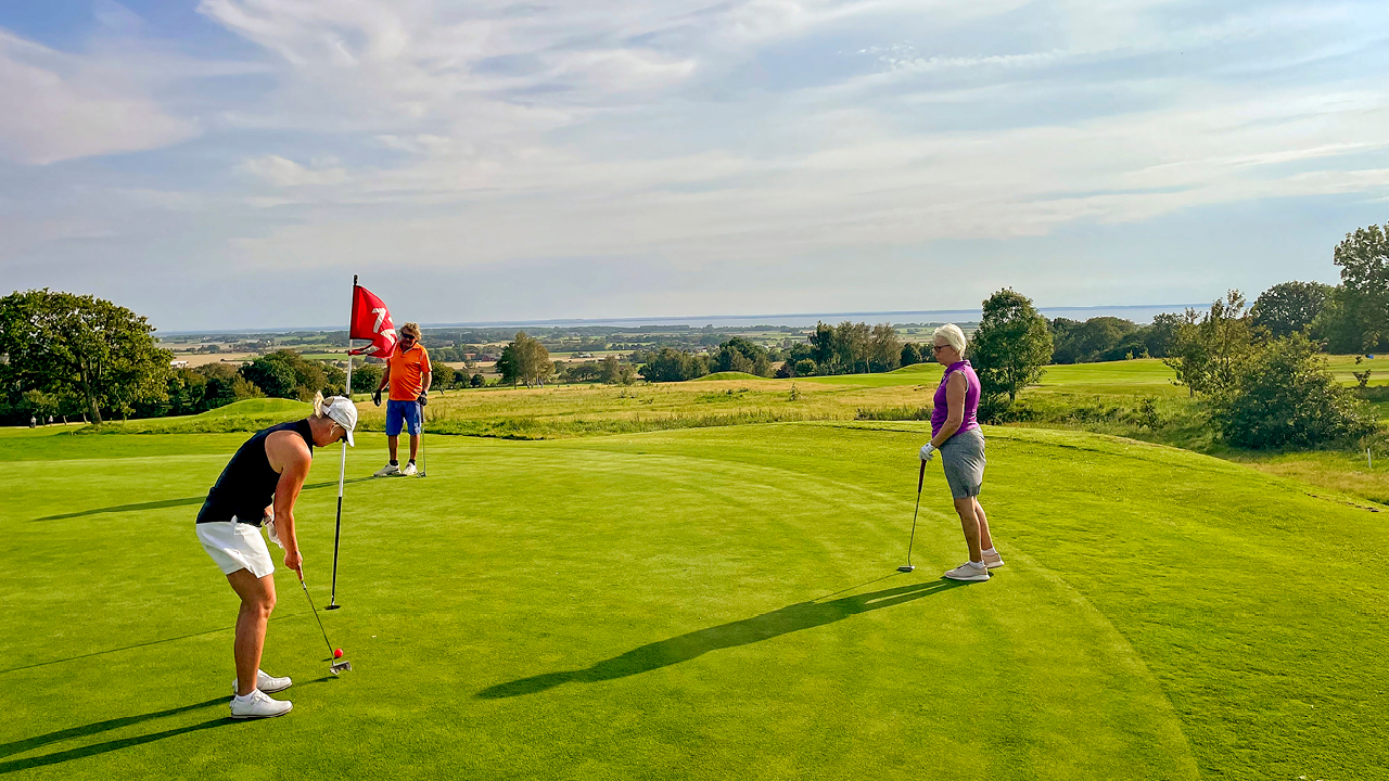 Tomas Olsson och Bengt Erik Bengtsson under finalen 2021 på Torekov GK, där Tomas Olsson fick lyfta pokalen. Båstad och Bjärehalvön i nordvästra Skåne är känt som Skandinaviens bästa golfdestination....
