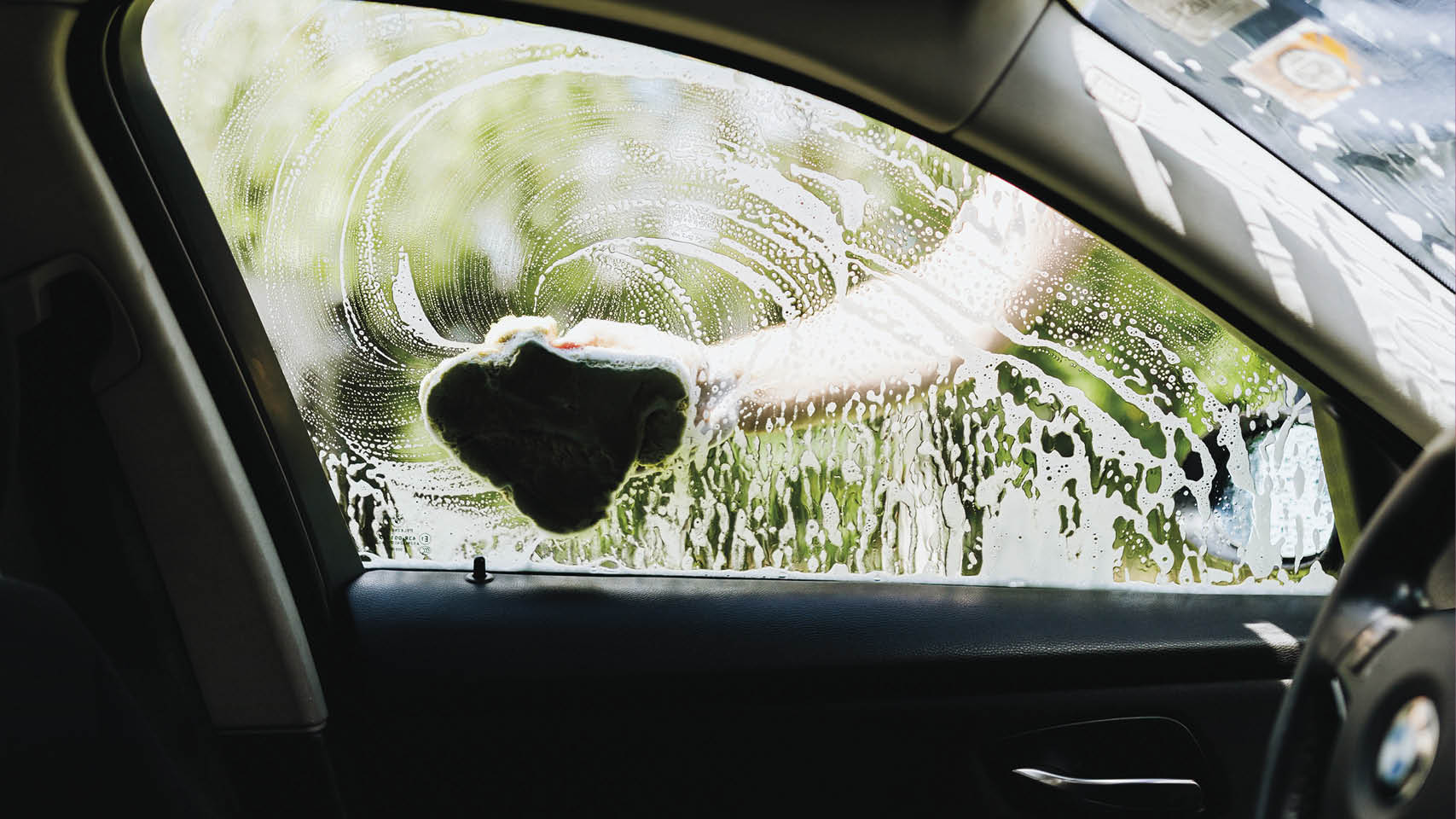 Salt och smuts lägger sig som en tunn och fet hinna på rutor och speglar. Det försämrar sikten och ökar risken för bländning. Foto: Pexels Vintern lämnar sina spår –...