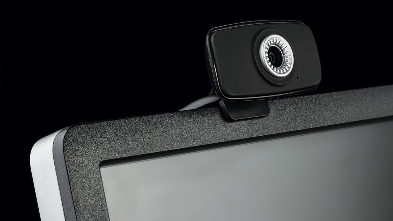 För många av oss innebär det att vi måste lära oss något helt nytt. Den som inte redan kommit i kontakt med digitala möten på jobbet kan tycka att det...