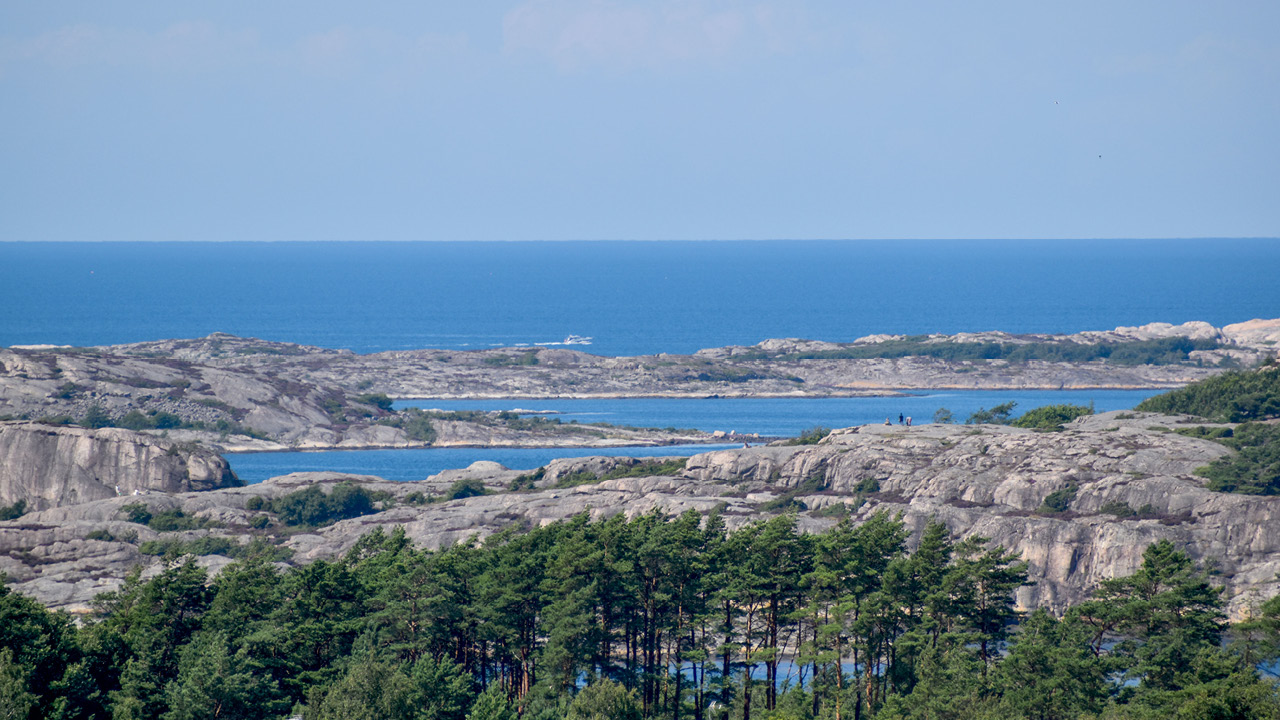 Hollywoodstjärnan Ingrid Bergman hade Fjällbacka som sitt eget semesterparadis. Deckarförfattaren Camilla Läckberg har förlagt många av sina böckers handlingar till det lilla fiskeläget där hon själv växte upp. Även många...