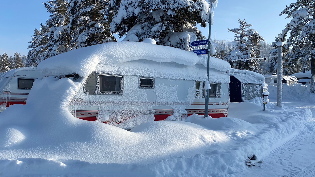 Värme på/av, konsekvenser
Om man ska ha värme på eller inte är inte helt enkelt att svara på. Om man har en stor temperaturskillnad mellan yttertemperatur och innetemperatur uppstår alltid en konkurrenssituation om hur långt in i väggar och tak som respektive temperaturområdet tränger in.