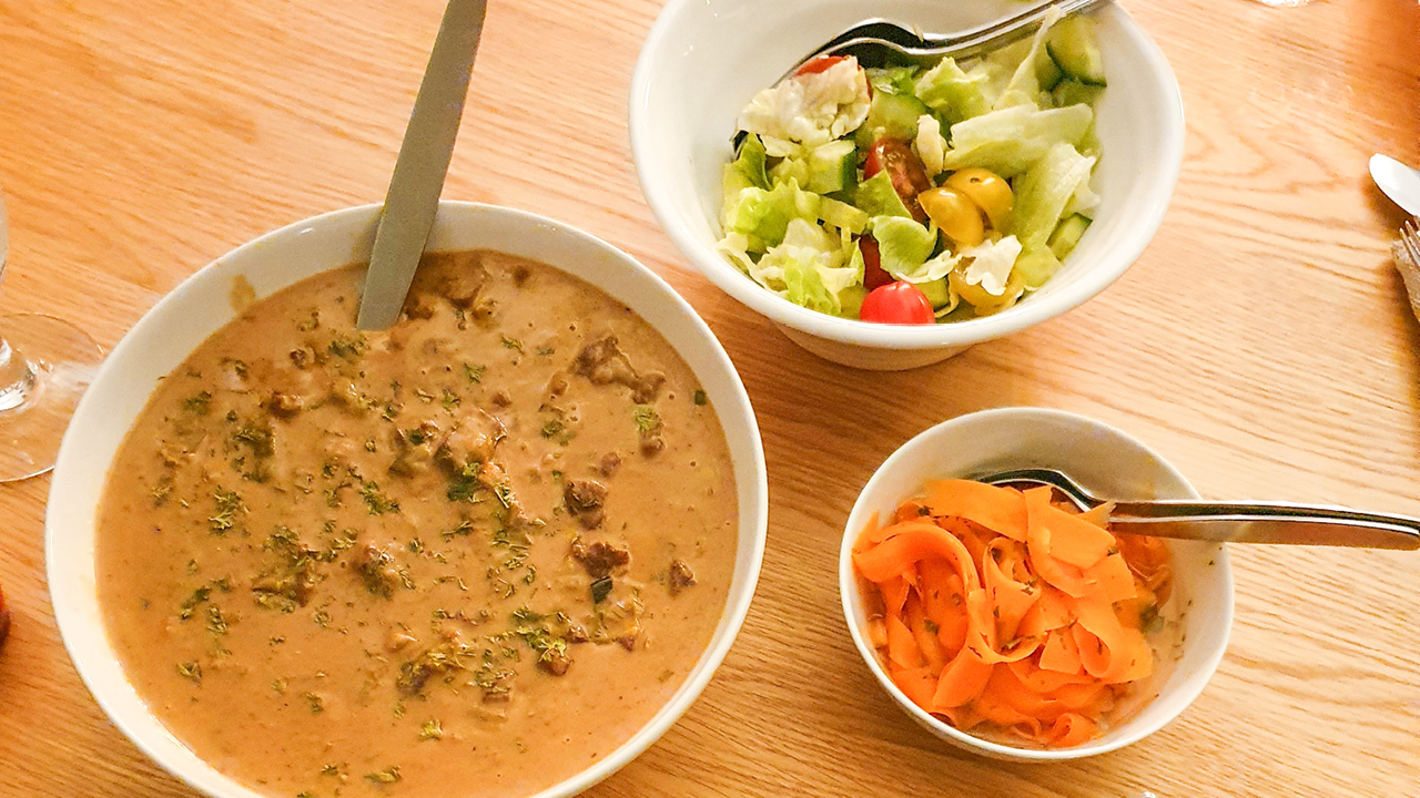 Matinspiratör Angela Schandersson, Myresjö, medlem 53839
- Mat är ett stort intresse men bakning kanske är ännu större om jag måste välja.
I mitt hem slåss vi (min man och jag) kanske inte om grillen men i köket är det jag som är chefen.
Vintertid är det ofta vi serverar mustiga grytor som måltid både hemma och i husvagnen.