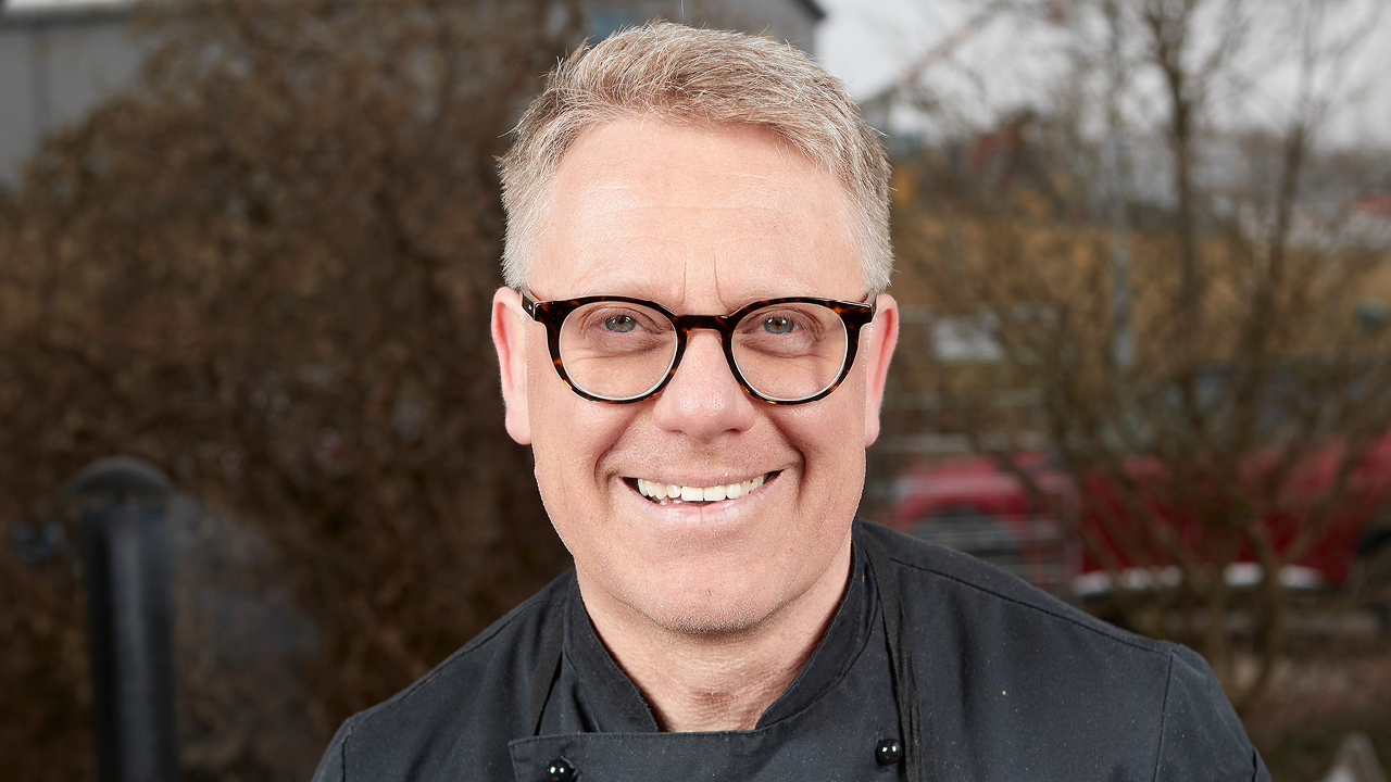 Han lagar maten till det efterlängtade bröllopet, hjälper till att bygga tajta band mellan arbetskamrater och serverar dagens lunch varje vardag.