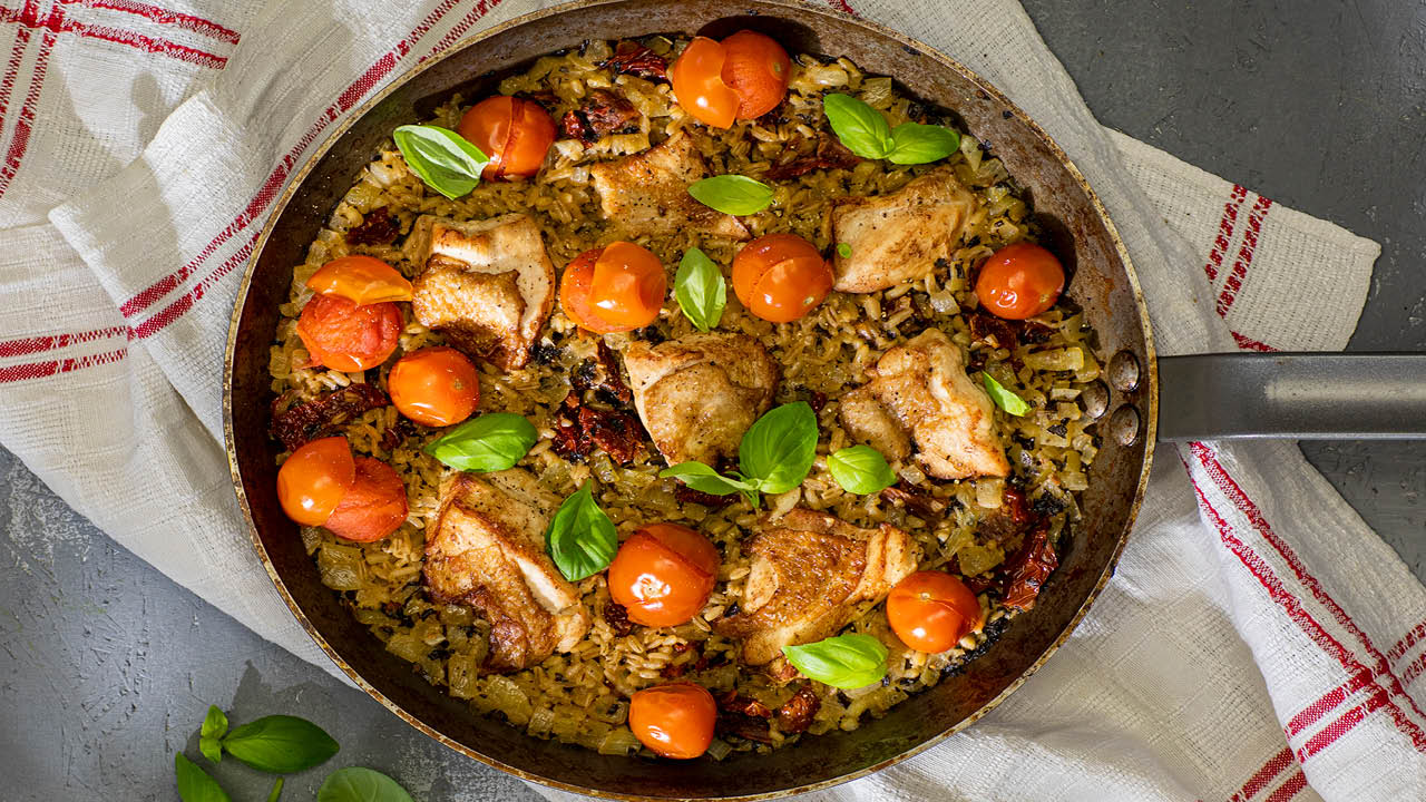 Nu börjar naturen skifta färg efter sommarens grönska. Det är också nu det finns mängder av underbara grönsaker att laga mat av. Passa på och titta in till gårdsbutiker när du är ute och kör. Ett kilo äpple blir lätt en snabblagad dessert till helgens fika. Squash, purjolök, rödbetor, morötter och potatis blir en härlig bas till goda middagar. Med höstens goda råvaror behövs det knappt något annat!