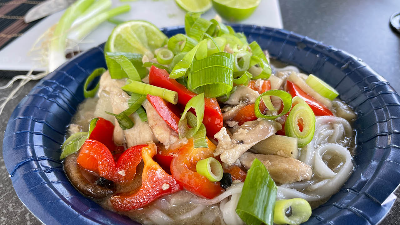 Gästkocken Anders Winlöf, FALKÖPING,
Gillar att laga mat med inspiration från hela världen. Bland favoriterna i köket är italienskt, asiatiskt och löfbiff i öl och kryddpeppar kanske slåss med ryskinspirerad köttfärspaj på förstaplatsen.
Åker sedan juni 2021 då och då på upptäcktsfärd med en Adria Matrix 670.