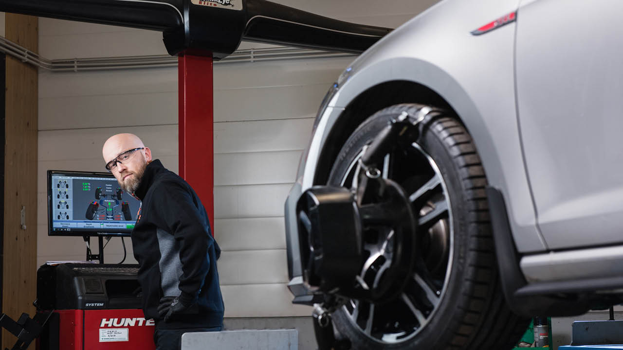 Vägar i dåligt skick påverkar fordon negativt. I många fall klarar du dig utan problem efter att ha kört ner i ett potthål. Men det kan få följder, varför det är viktigt att kontrollera hjulinställningen.