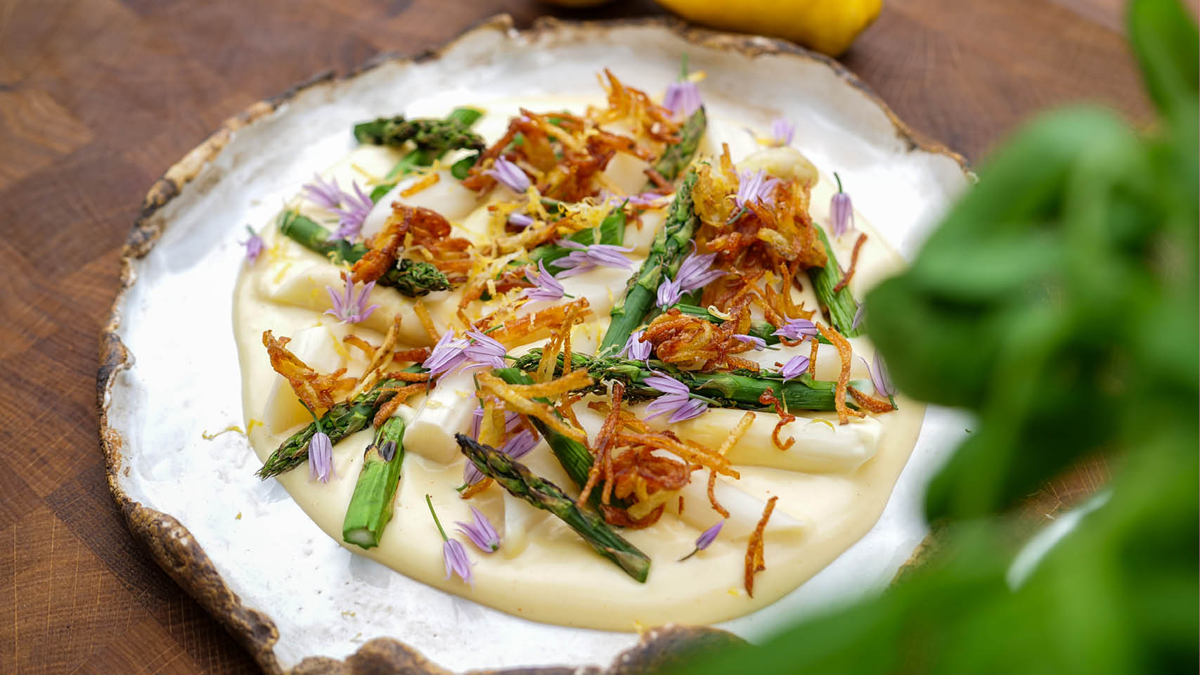 Gotländsk sparris är en härlig primör som passar till det mesta. Här samsas vit och grön sparris på en bädd av hollandaise, toppat med friterad potatis.