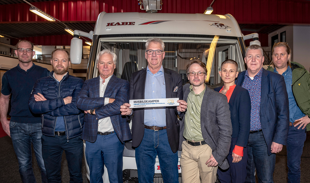 Branschen vill ha rättvis husbilsskatt En rad intressenter i husbils- och husvagnsbranschen har samlats hos Kabe i Tenhult för att starta en kampanj mot de aviserade skattehöjningarna. Det här ska...