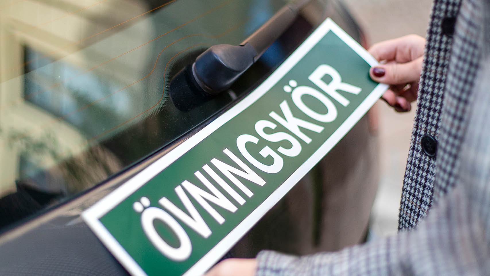 För att ta körkort behöver den blivande föraren klara både ett kunskapsprov och ett körprov. Trafikverket har till följd av de restriktioner som var nödvändiga för att förhindra smittspridning under...