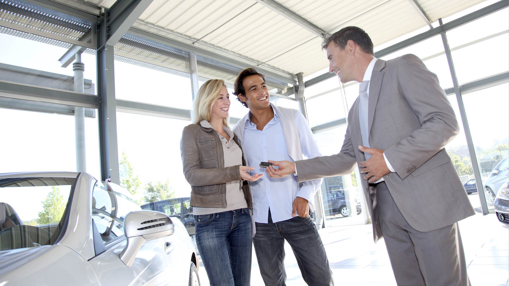 Carl-Erik Stjernvall, teknisk rådgivare på Riksförbundet M Sverige, ger sina bästa tips om vad du ska tänka på när du köper en begagnad bil. 1. Köp rätt sorts bil och...