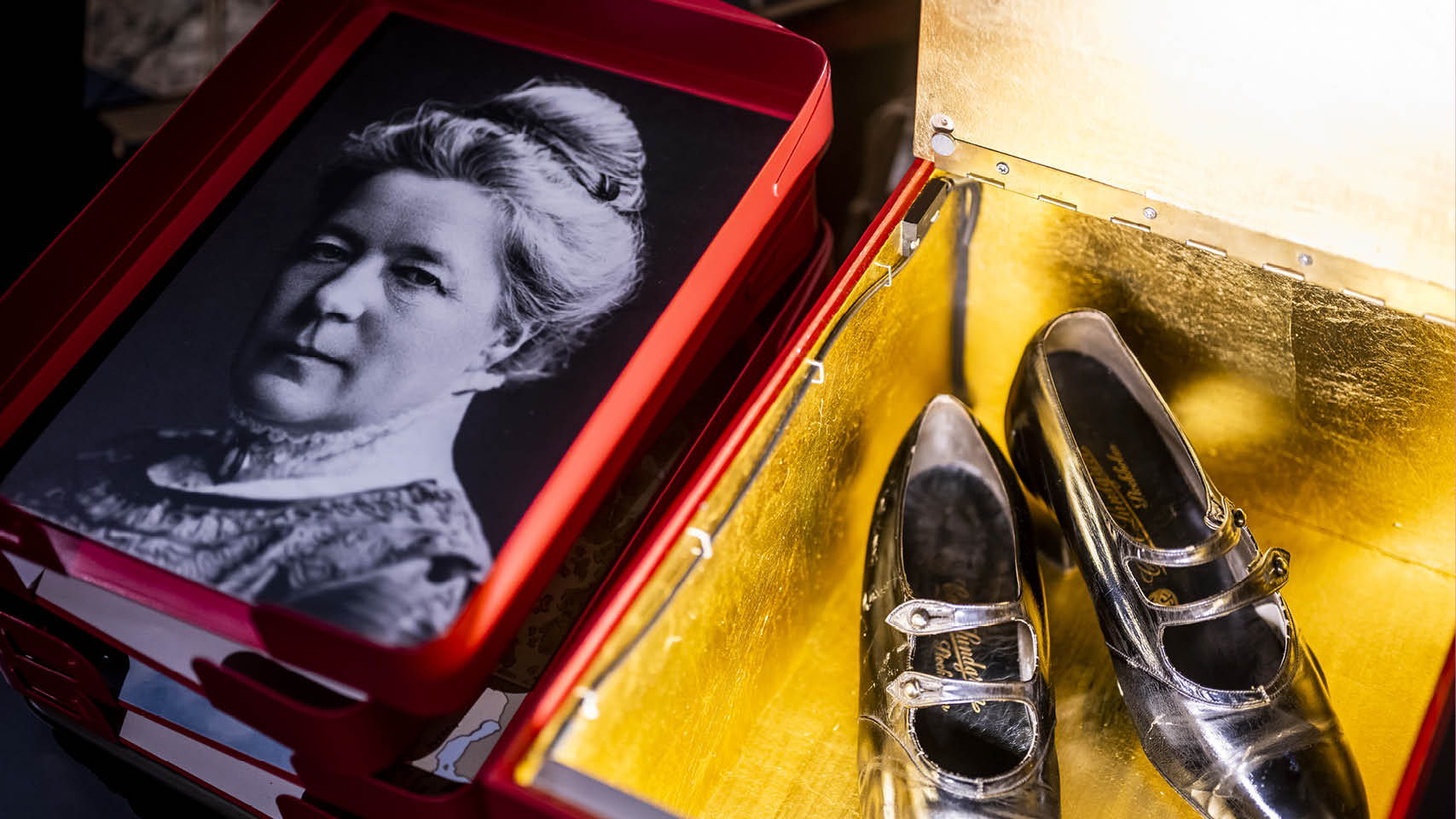 – Extra roligt för oss i Värmland är att en del av utställningen skildrar Selma Lagerlöfs arbete som författare med nyskapande berättelser förankrade i den värmländska muntliga traditionen, säger Karin...