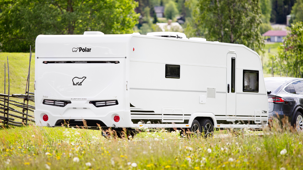 Det står en Polar 730 Customized framkörd utanför försäljningslokalen. Är det en drömvagn för husvagnsälskare? 2020 lanserar Polarvagnen ett teknikskifte. Tydligaste inslaget är en 7-tums digitalpanel, en unik AR-app, fläckskyddade...