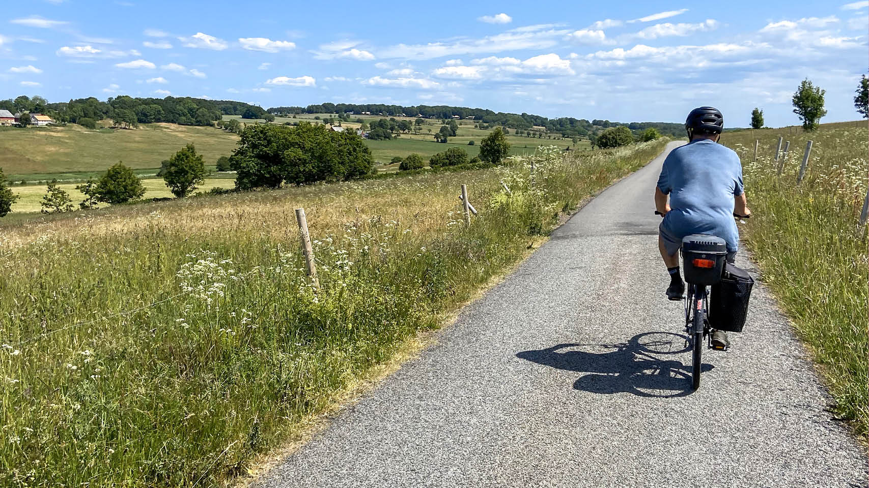 Kjell och Christina Persson. Salomonhög Upplev superhärliga cykelvägar med vidunderlig utsikt över både Skälderviken och Laholmsbukten. Salomonhög är känd för alla sina bronsåldershögar och mitt i alltihop ligger en fin...