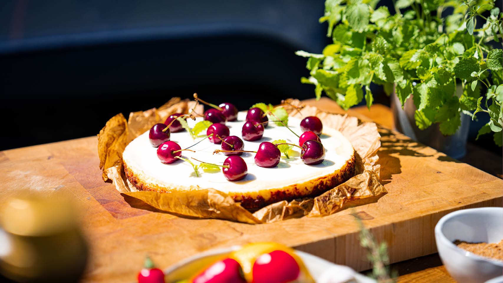 Cheescake på grillen? Jajamän, det blir fantastiskt gott! Det går så klart lika bra i ugn, men röksmaken tillför det där lilla extra. Testa Pelle Brings recept så får du se!