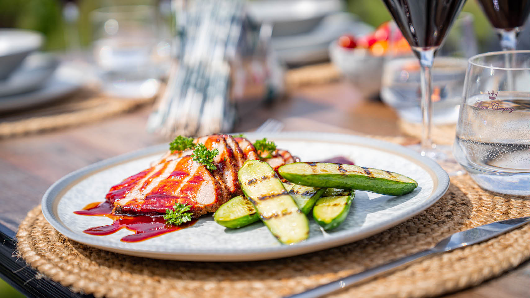 Rökt fläsksida är en riktig BBQ-klassiker! I denna rätt föreslår Pelle dessutom en egen BBQ-sås som pricken över i:et. Gott och enkelt – prova själv!