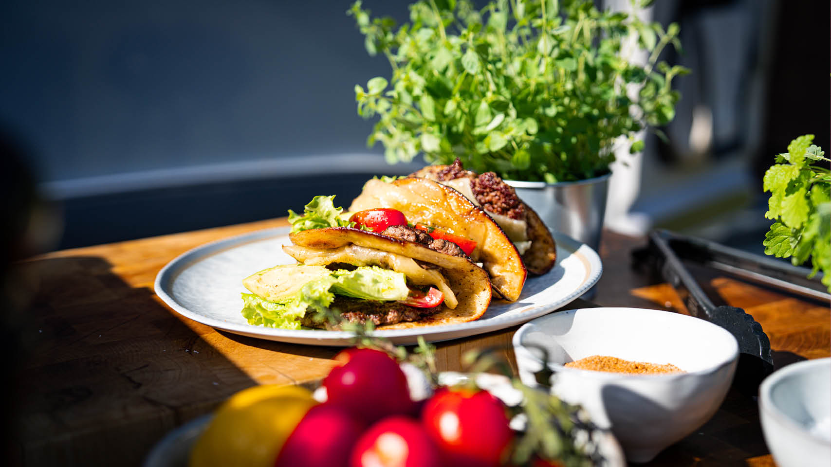 Smashburgare har blivit mäkta populärt och det är lätt att förstå varför. Genom att platta till köttet får du saftiga burgare med krispig yta och maximal smak. I detta recept kombinerar Pelle Bring sina smashburgare med tortillabröd och fräsch avokadosallad.