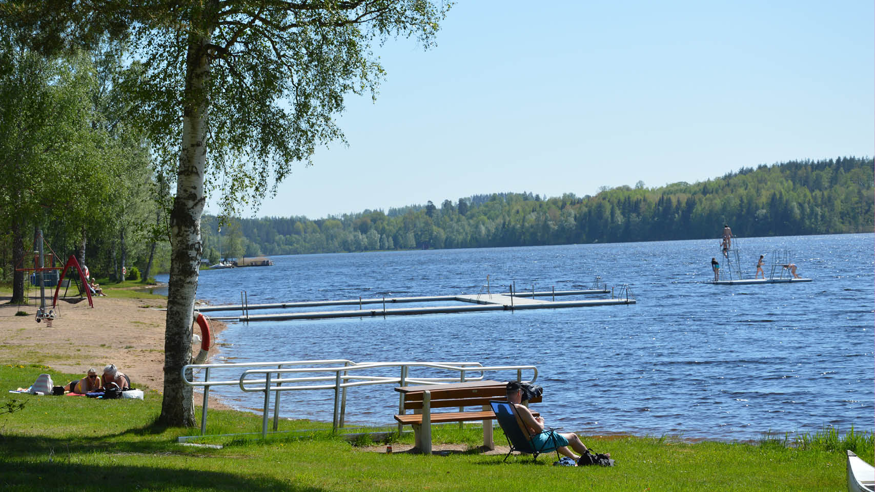 Redan efter Mariannelund har du kommit till Astrid Lindgrens värld i ordets rätta bemärkelse. Såväl i staden Vimmerby som i dess omgivningar möter du idel namn på platser som vi känner från författarinnans sagoskatt.	