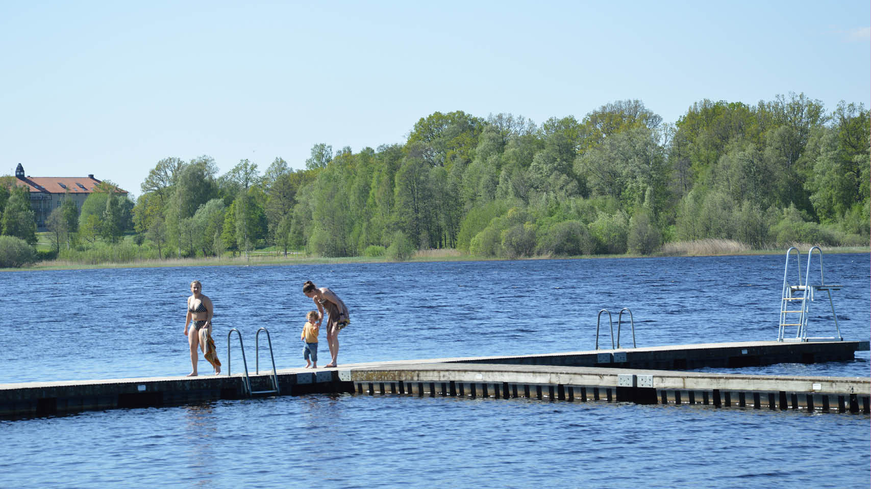 Omgiven av ek och björk, med rödmålade servicehus och stugor vid en blå glittrande badsjö. Ja, denna Bullerbyromantik bjuder Eksjö Camping på. Och även om du är välkommen hela året, så är det på sommaren platsen är som bäst.