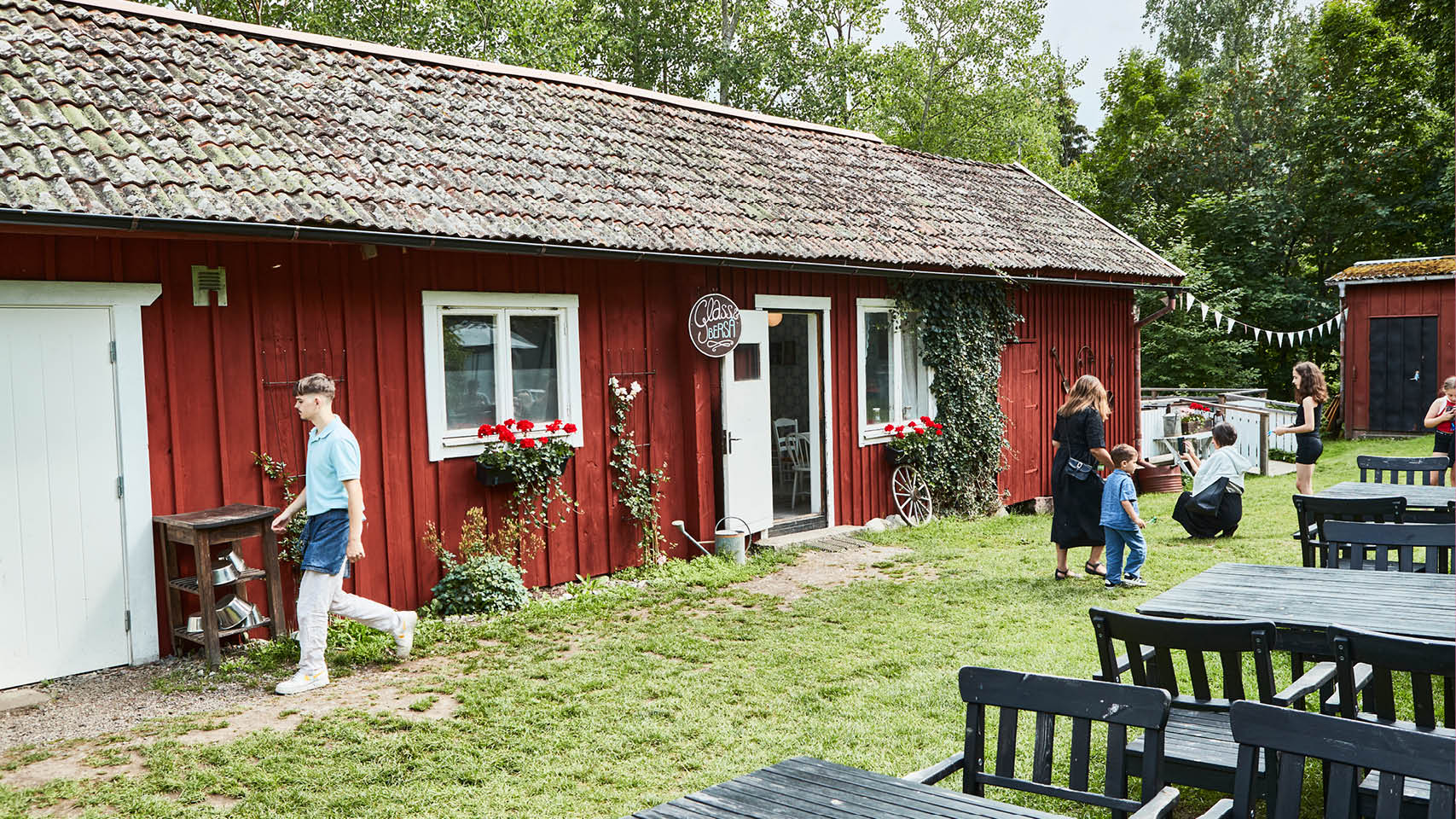 I en lummig trädgård med små röda hus har Glass & Berså Glassrestaurang funnit sedan sommaren 2014. Förra sommaren tog Jeanette Gislason med familj över verksamheten som lockar hela familjen...